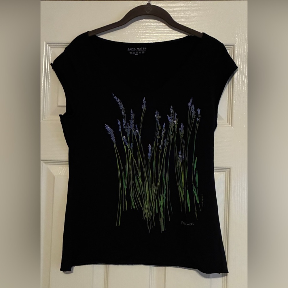 Alma Mater Black Floral Top Fits like Small. Tag size XXL 96% Cotton. Flowers